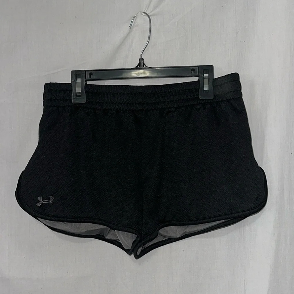 black Under Armour heatgear shorts size medium semi fitted